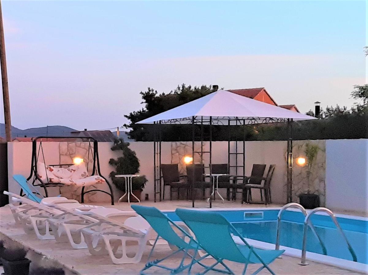 Apartments"Nika" With Private Pool Galovac  Экстерьер фото